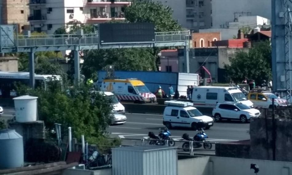 Choque autopista 25 de Mayo