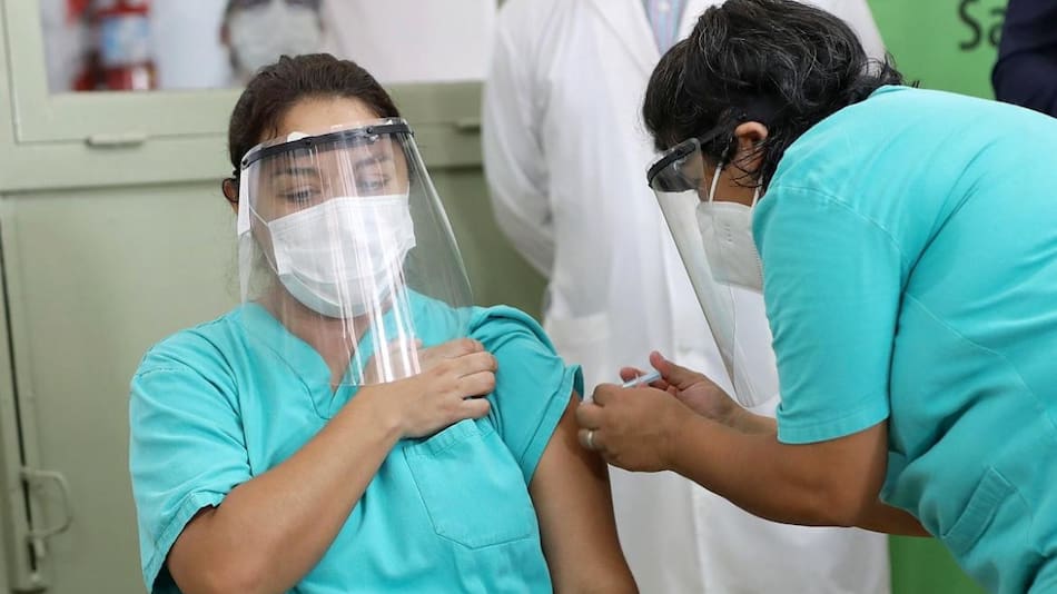 Personal de salud recibe la vacuna Sputnik v, argentina. Foto: NA.