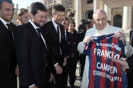 El papa Francisco cuando recibió la camiseta de San Lorenzo. Foto: NA.