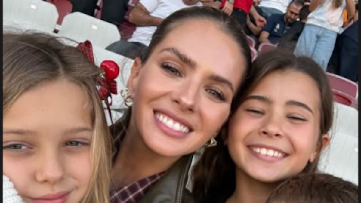 La China Suárez vio el partido de Mauro Icardi con sus hijos.