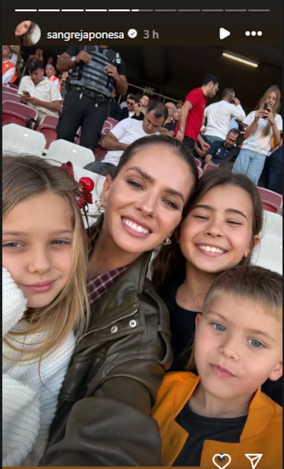 La China Suárez vio el partido de Mauro Icardi con sus hijos.