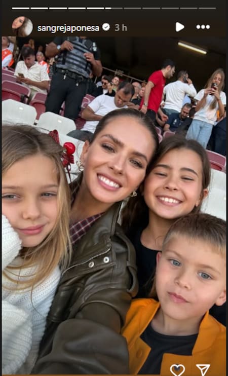 La China Suárez vio el partido de Mauro Icardi con sus hijos.