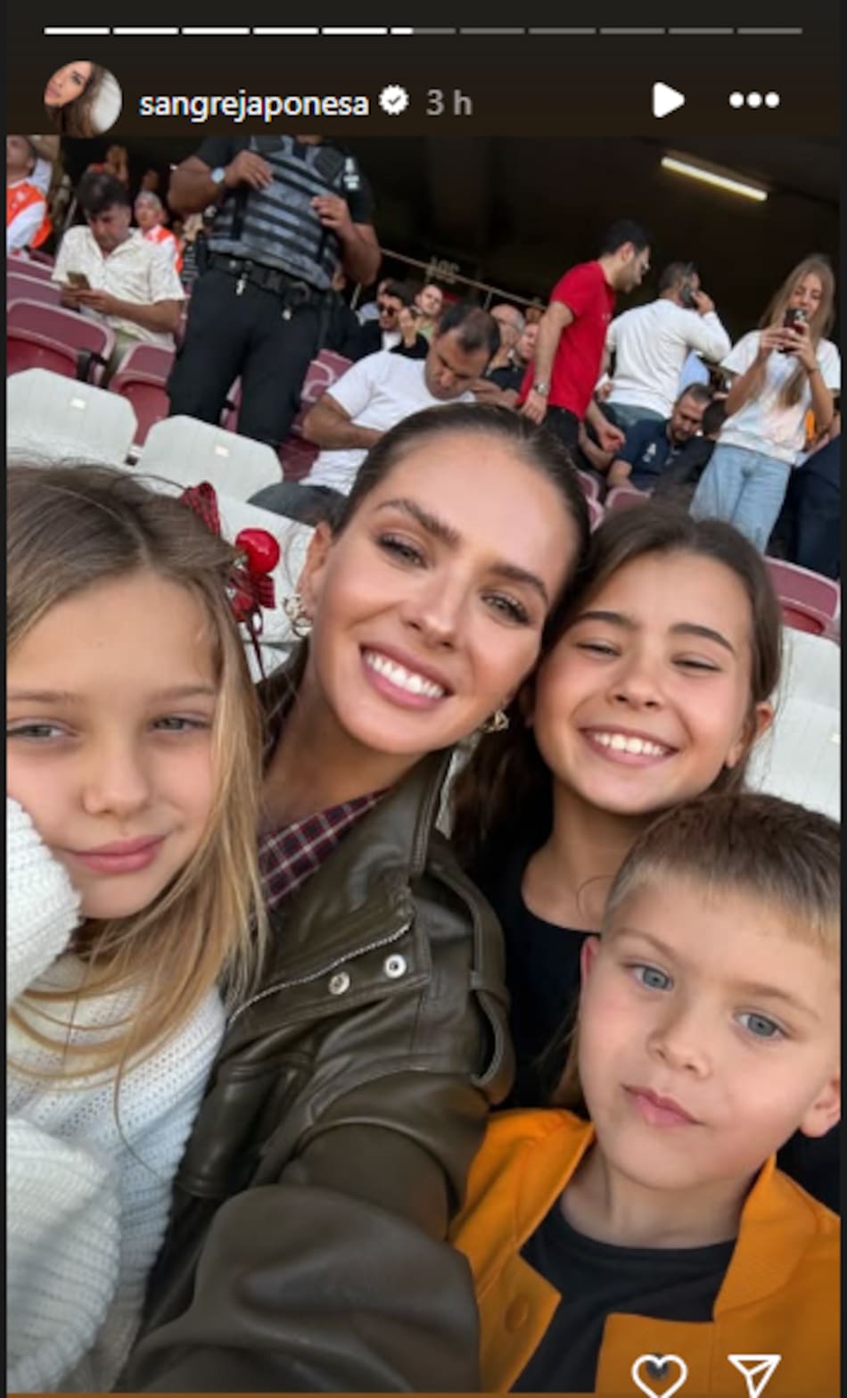 La China Suárez vio el partido de Mauro Icardi con sus hijos.