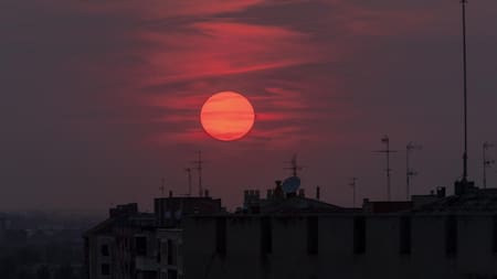 El sol se oculta tras un día caluroso. Foto: EFE.