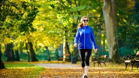 Caminar ayuda a la felicidad en las mujeres. Fuente: Unsplash.