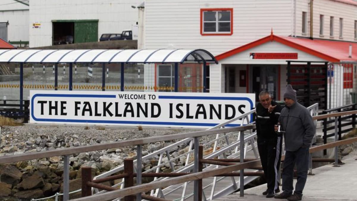 El cartel que da la bienvenida a las Malvinas. REUTERS / Marcos Brindicci