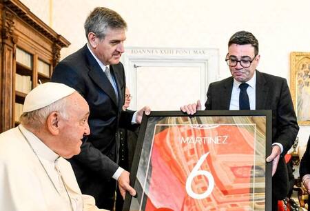 El obsequio de Lisandro Martínez al papa Francisco. Foto: NA.