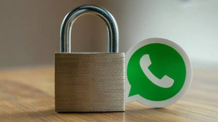Mayor privacidad en WhatsApp. Foto: Grok.