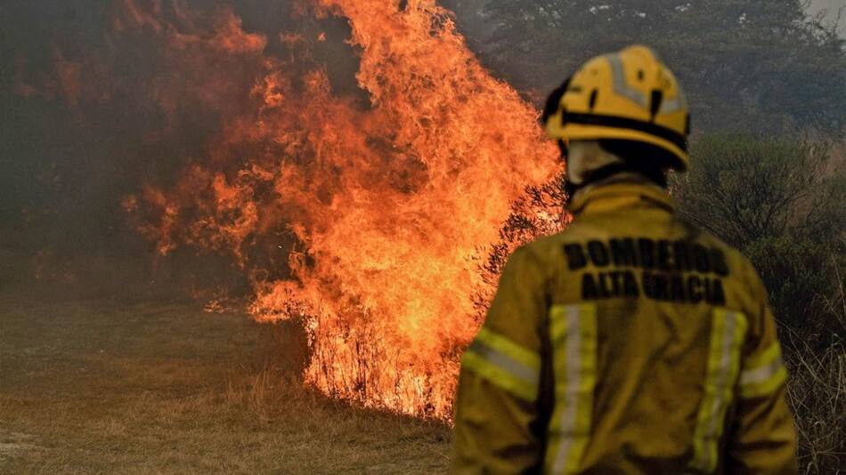 Bomberos combaten el fuego en Alta Gracia, Córdoba. NA.