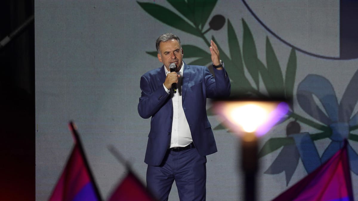 El candidato del Frente Amplio, Yamandú Orsi, habla a sus seguidores tras ganar en las elecciones presidenciales de este domingo en Montevideo (Uruguay). EFE