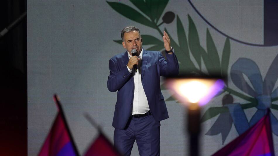 El candidato del Frente Amplio, Yamandú Orsi, habla a sus seguidores tras ganar en las elecciones presidenciales de este domingo en Montevideo (Uruguay). EFE