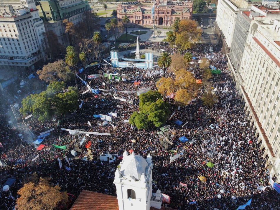 Las columnas de Simpatizantes y militantes que arribaron a Plaza de Mayo, en el marco del acto convocado en respaldo a Cristina Fernández. FOTO: JUAN FOGLIA/NA.