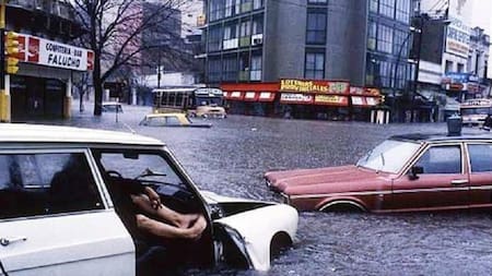 Esquina totalmente inundada de Santa Fe y Humboldt. Foto: Facebook La Cueva del Tiempo