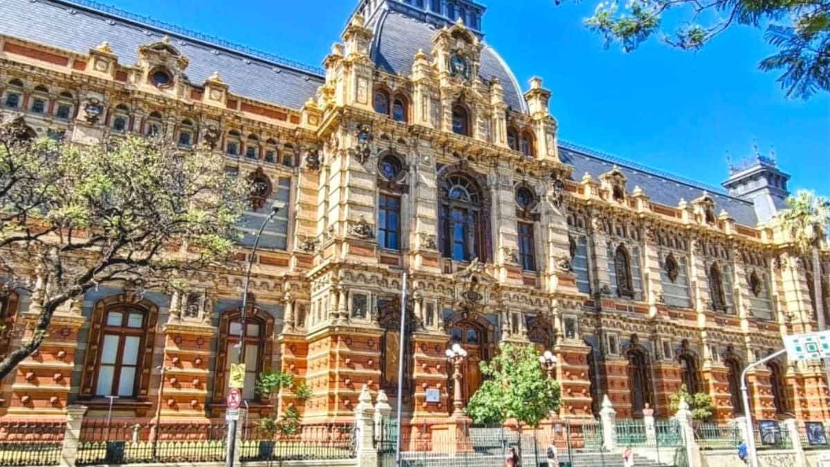 En 1887, Argentina construyó un palacio con 300.000 piezas para almacenar agua: hoy esconde 12 tanques gigantes en pleno Buenos Aires