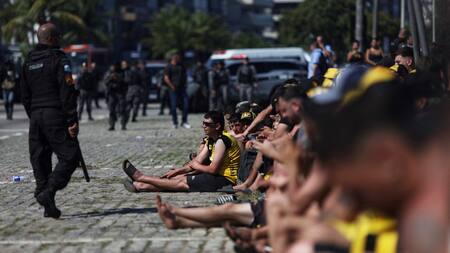 Hinchas de Peñarol detenidos en Brasil tras incidentes en la previa de la Copa Libertadores. Foto: REUTERS.