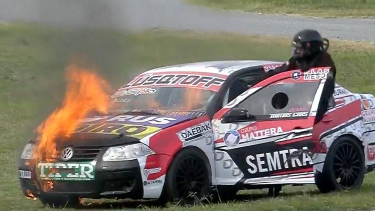 Así quedó el auto del hermano del "Dibu" Martínez. Foto: Captura.