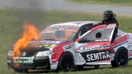 Así quedó el auto del hermano del "Dibu" Martínez. Foto: Captura.