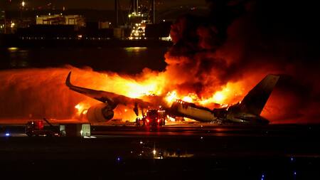 Incendio de un avión en un aeropuerto de Japón. Foto: Reuters.