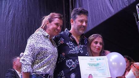 Karina y Gustavo Menéndez entregaron diplomas en Merlo. Foto: Municipio de Merlo.