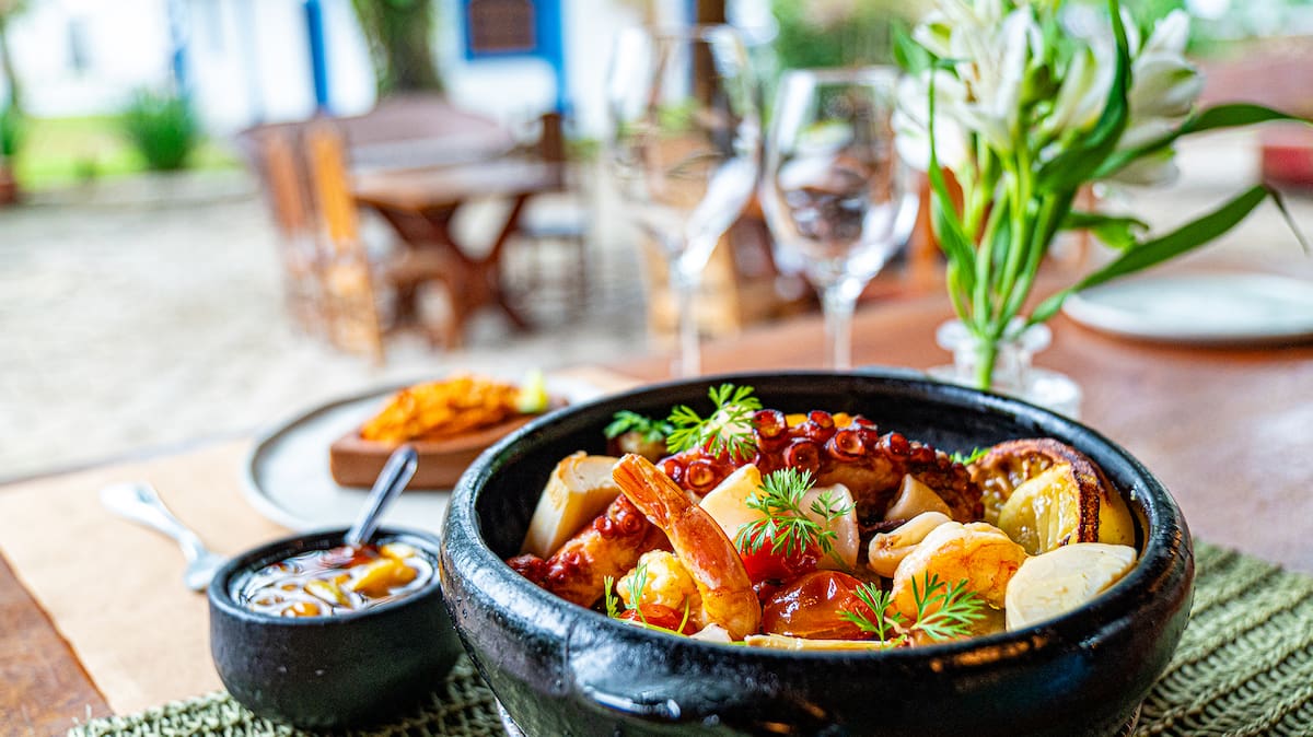 Cazuela con comida típica de São Sebastião.