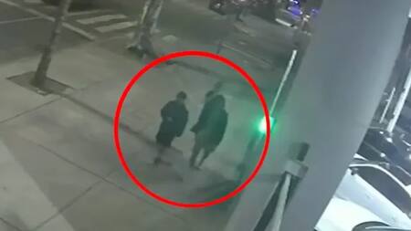 Millonario robo en una concesionaria de Villa Devoto: la valiosa colección de camisetas de fútbol que se llevaron