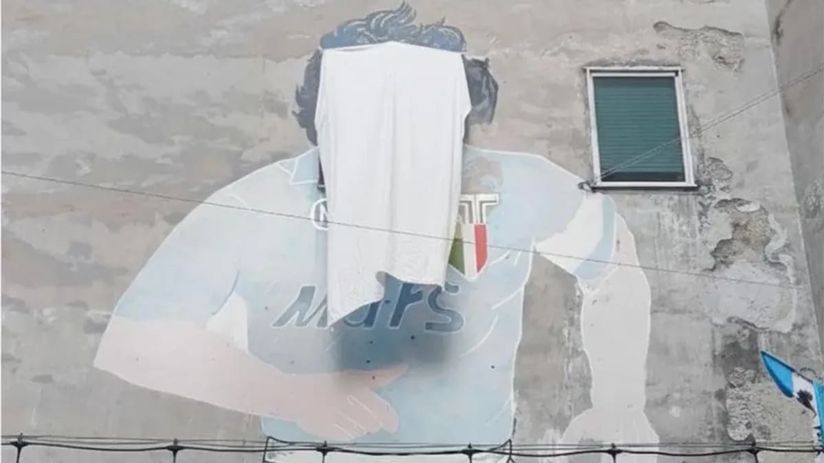 Apareció tapado el mural de Maradona en Nápoles.