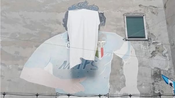 Taparon la cara de Diego Maradona en el icónico mural de Nápoles, Italia: el motivo