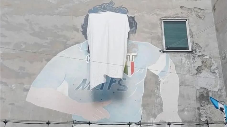 Apareció tapado el mural de Maradona en Nápoles.