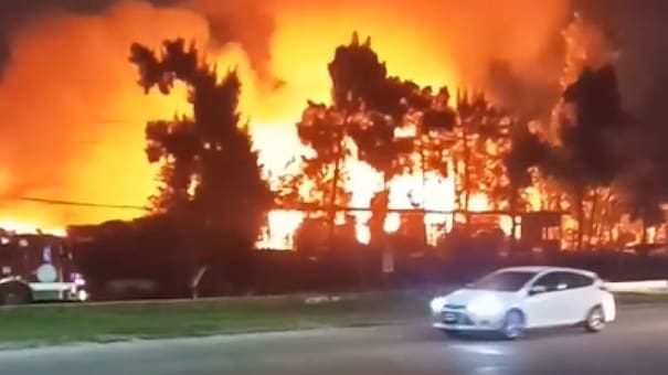 Impactantes videos: dramático incendio en una maderera sobre Camino de Cintura