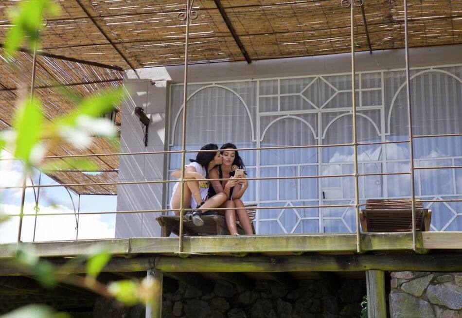 Oriana Sabatini, con otra chica en Uruguay