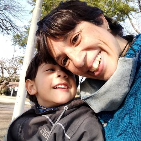 Micaela Andrea Lator y su hijo, a quien mató de un disparo en la cabeza. Foto: Facebook / Micaela Andrea Lator.