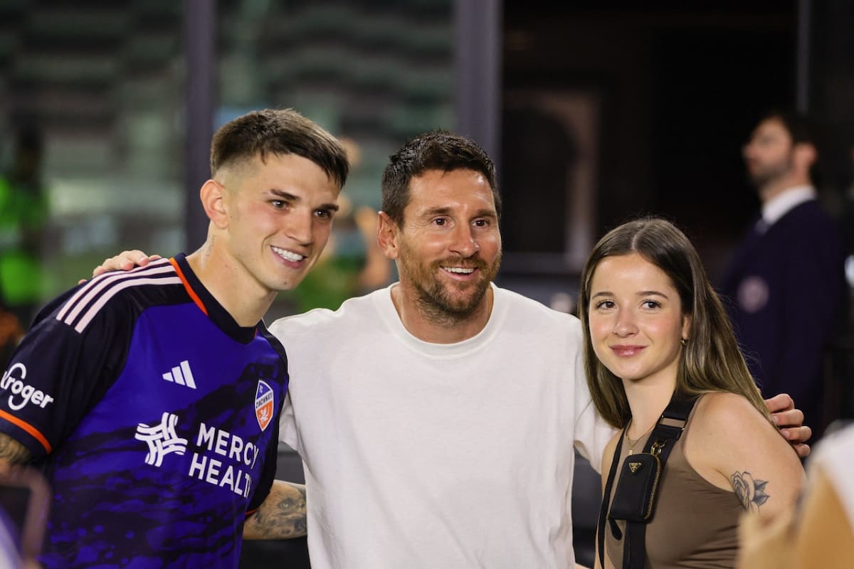 Lionel Messi junto al argentino Luca Orellano. Foto: Reuters.