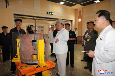 Kim Jong Un, presidente de Corea del Norte, inspeccionó fabricas de armas. Foto: Reuters.