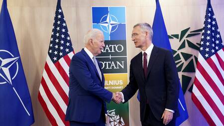 Joe Biden junto a Jens Stoltenberg en Vilna. Foto: Reuters.