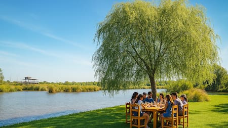 Bueno, bonito y barato: el pueblito con laguna y almuerzos económicos que está a 2 horas de CABA