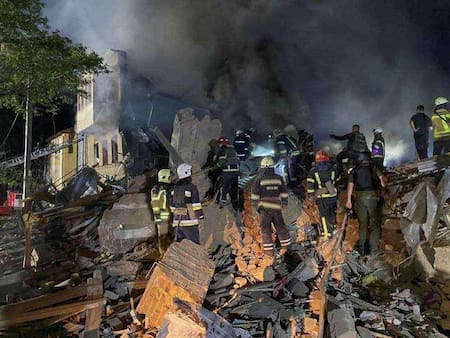 Rescatistas ucranianos tras ataque ruso. 17 de Agosto 2022. Reuters