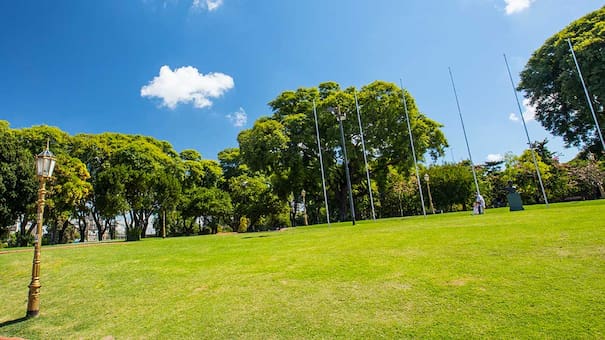 La única calle de CABA que homenajea a un popular cuento: está ubicada en uno de los barrios con más espacio verde