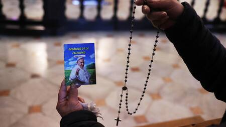 Fieles piden por la salud del papa Francisco. Foto: EFE/Luis Gandarillas