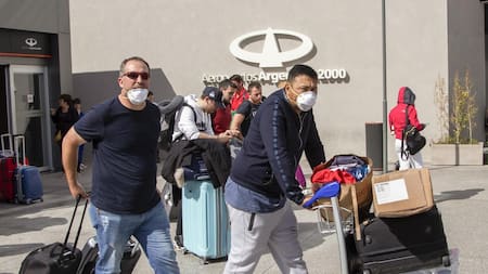 Turistas en el Aeropuerto de Ezeiza, NA.