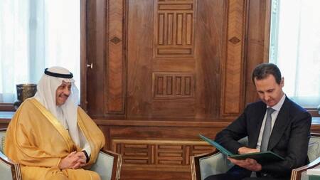 El presidente sirio, Bashar al Assad, junto al embajador de Arabia Saudí. Fuente: Reuters.