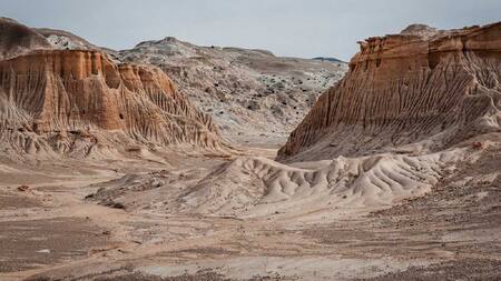 Alberga un apostadero de lobos marinos y valiosos recursos antropológicos.