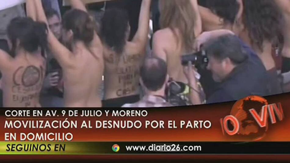 Movilización al desnudo por el parto a domicilio (Canal 26)