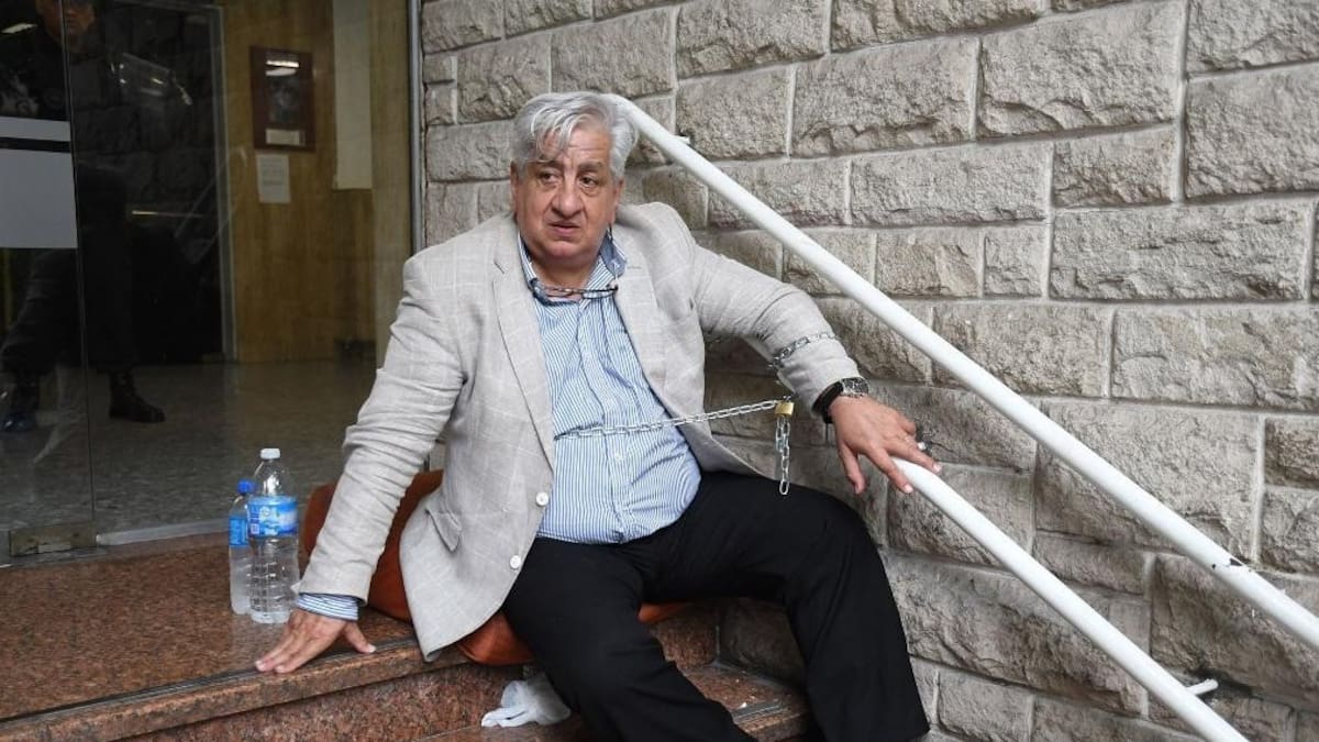 Julio Piumato, encadenado en una comisaria
