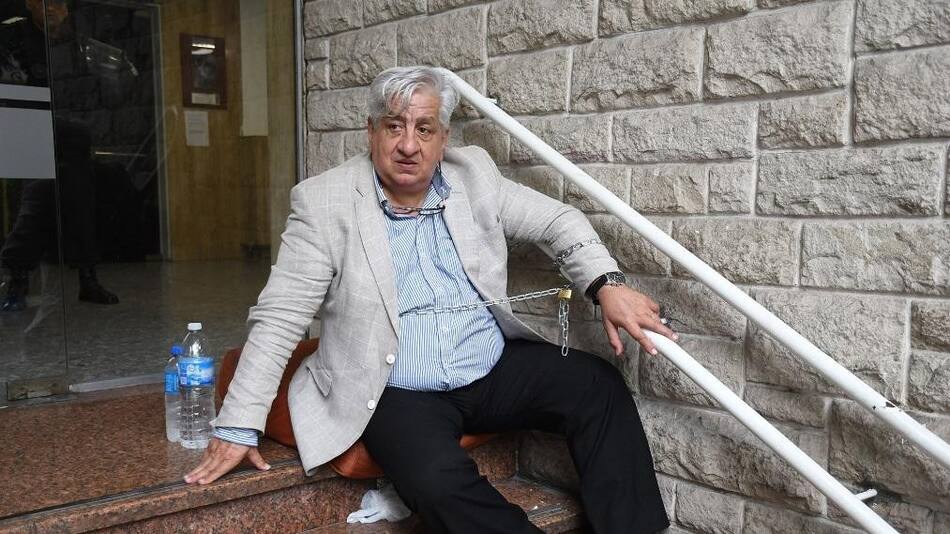 Julio Piumato, encadenado en una comisaria