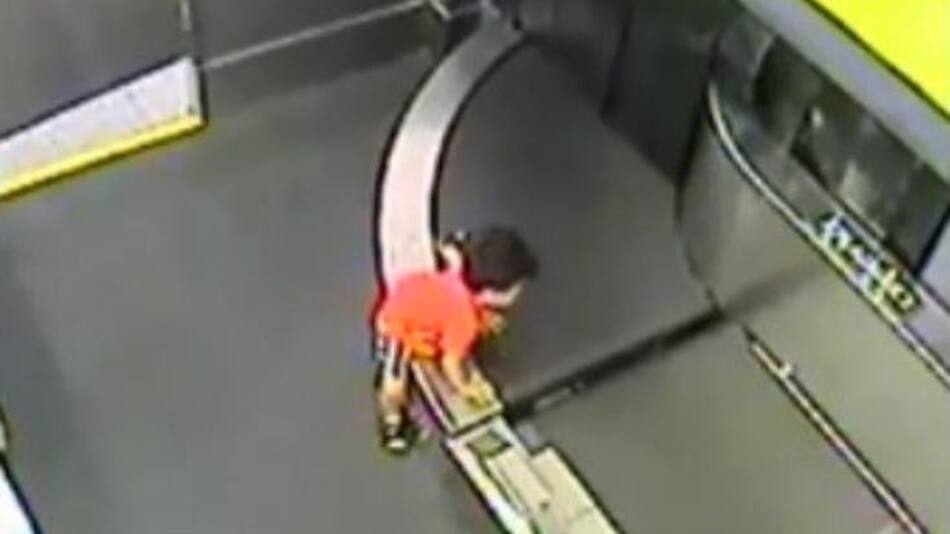 Accidente de niño en cinta de valijas en el Aeropuerto Internacional de Atlanta