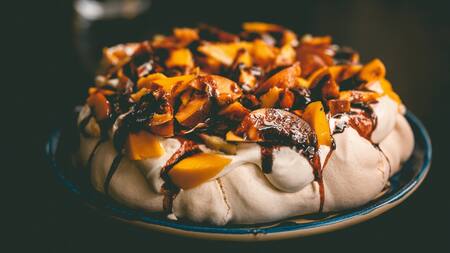 La receta incluye la preparación de la crema diplomática, una mezcla suave y deliciosa