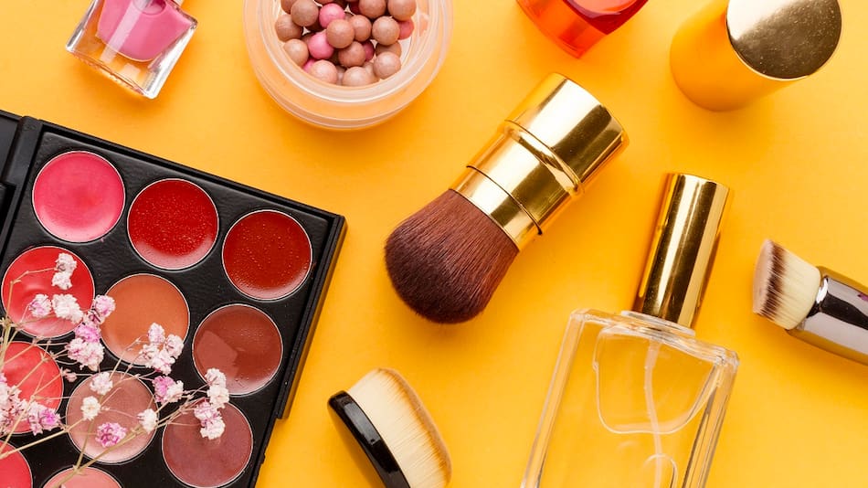 Cosméticos; maquillaje; perfumes.