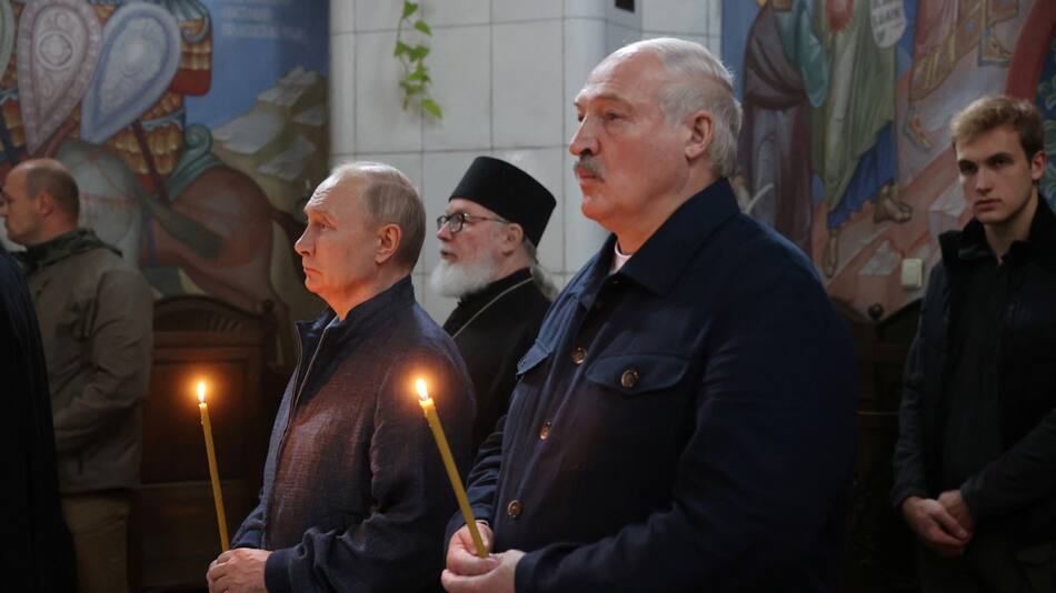 Vladimir Putin y Aleksandr Lukashenko rezaron por los caídos en la guerra con Ucrania. Foto: Reuters.