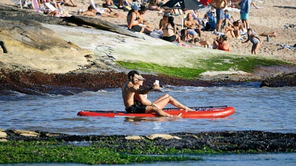 Nicole Neumann y Manu Urcera en Punta del Este. Foto: Gentileza Revista Caras - Federico Bartolo.