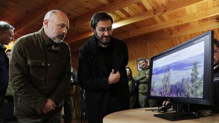 El gerente general de Hispasat en Chile, Luis Vargas habla con el director ejecutivo de la Corporación Nacional Forestal (CONAF), Christian Little. Foto: EFE